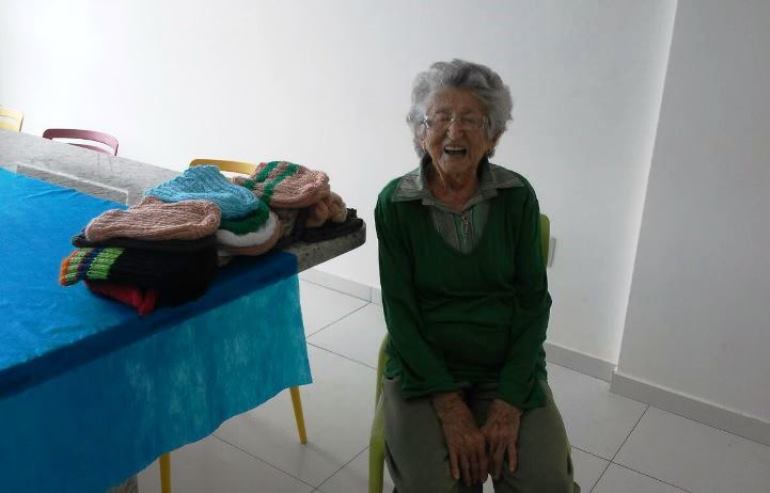 jane-foresti-95-anos-de-20-toucas-la-feitas-por-ela-para-doacao-1